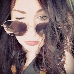 Meet your Posher, Rachel Rollingstone.